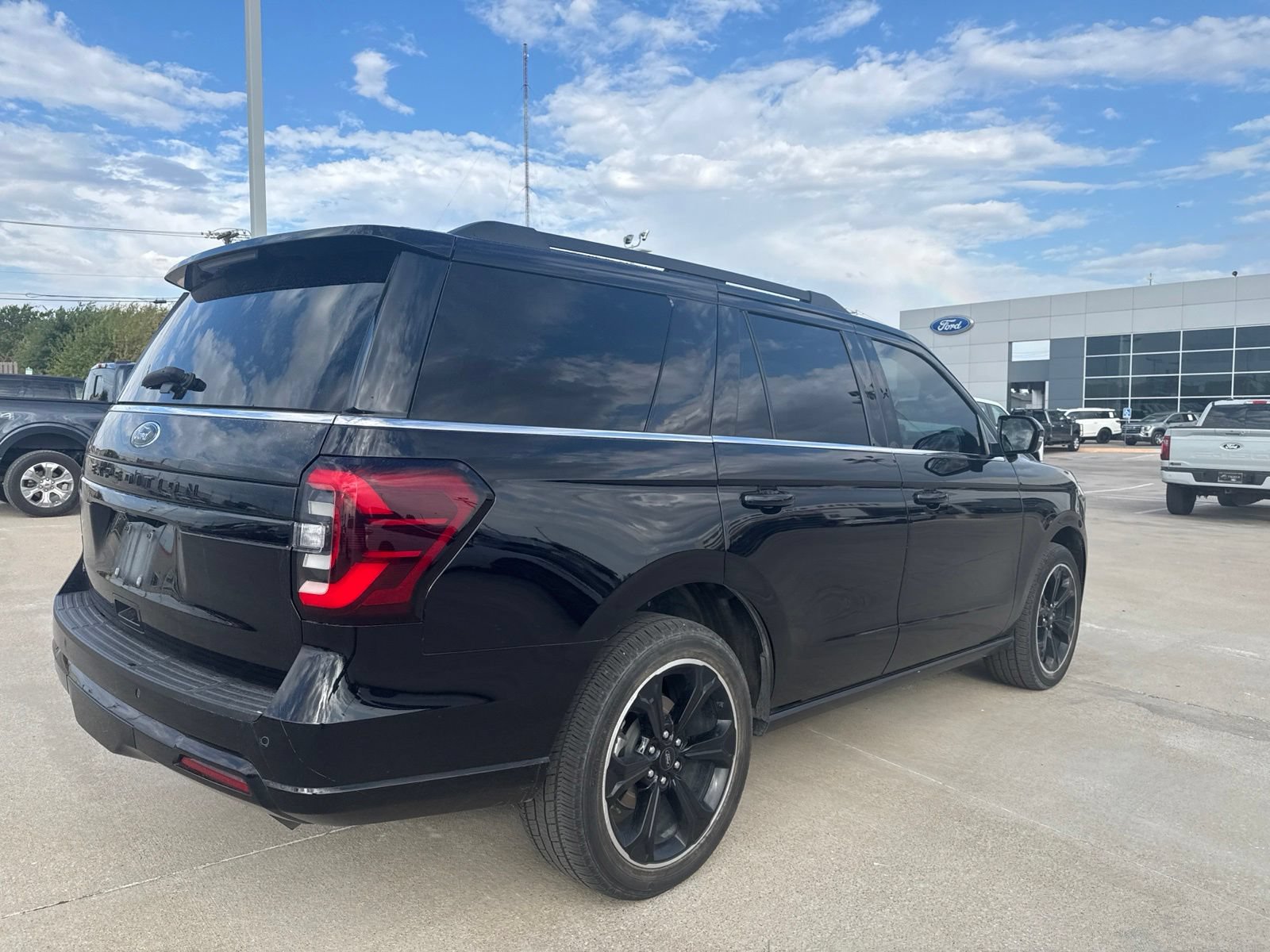 Used 2024 Ford Expedition Limited RWD image 3