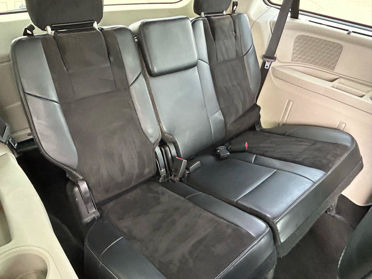 Used 2014 Chrysler Town & Country Touring-L FWD image 14