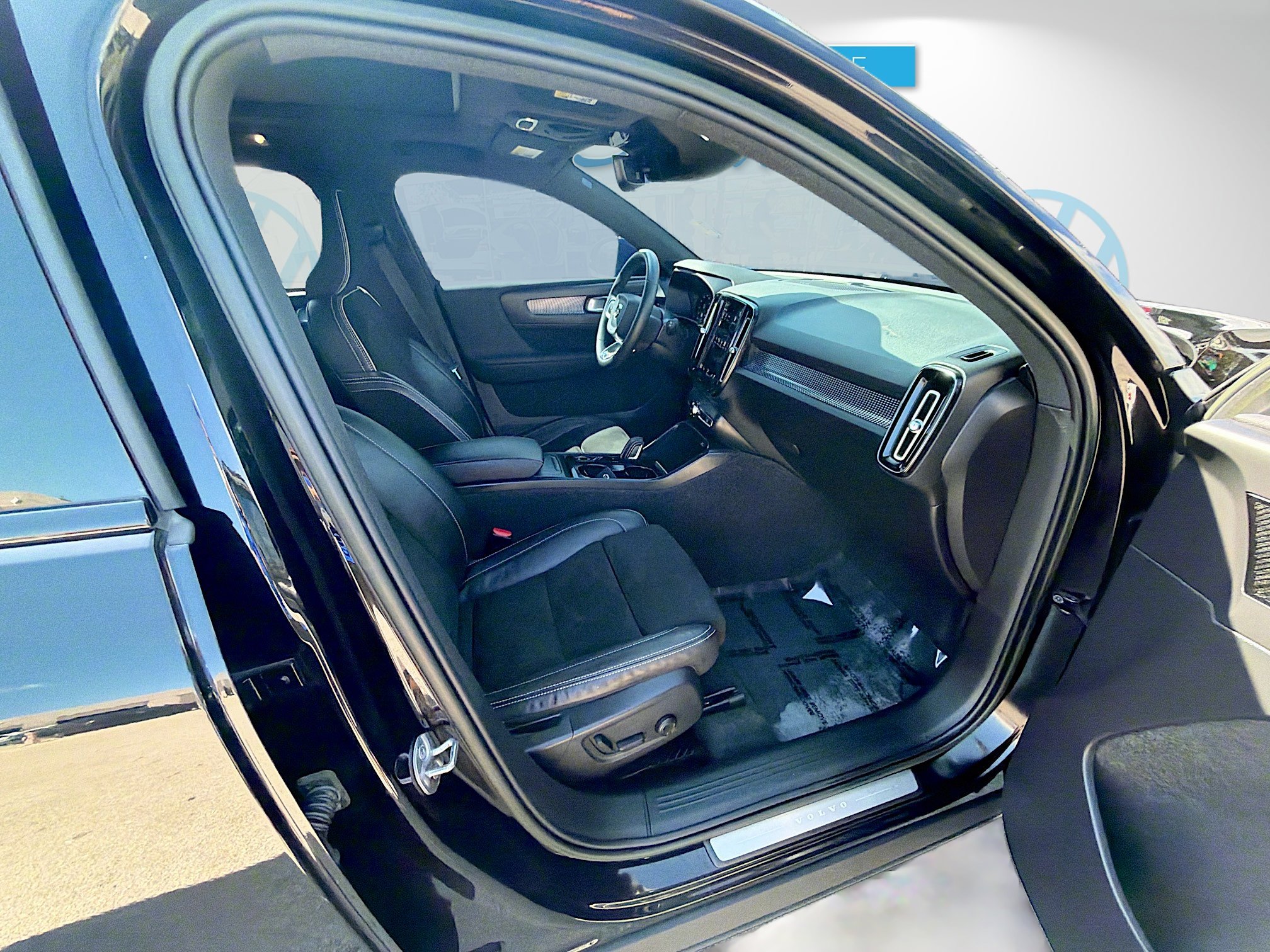 Used 2022 Volvo XC40 T5 R-Design w/ Advanced Package image 32