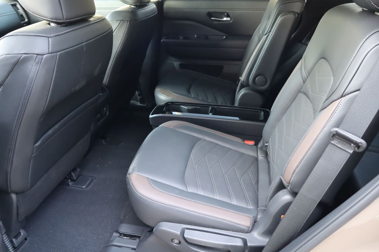 Used 2025 Nissan Pathfinder Platinum FWD image 6
