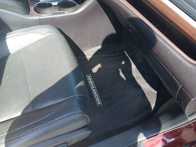 Used 2015 Toyota Highlander Limited image 19