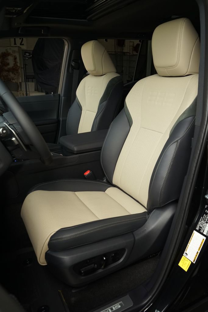 Used 2026 Lexus GX 550 w/ Accessory Package (32) image 3