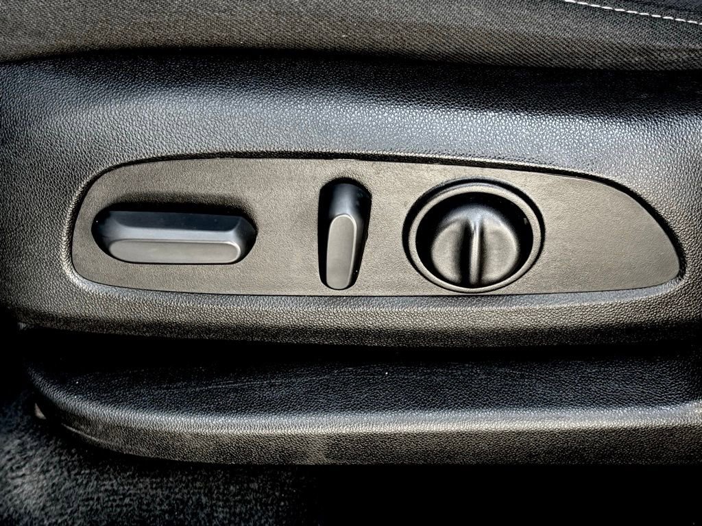 Used 2023 Chevrolet Traverse LT image 11