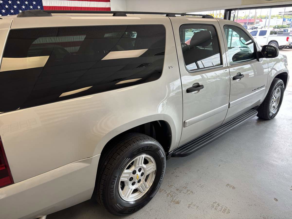 Used 2008 Chevrolet Suburban LS image 11