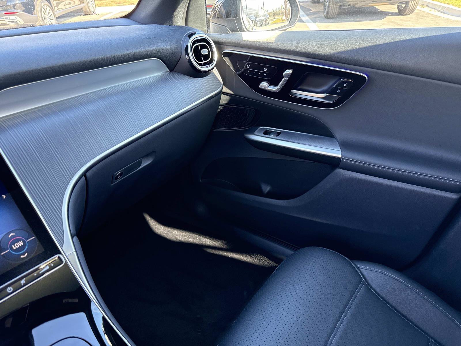 Used 2025 Mercedes-Benz GLC 300 image 25