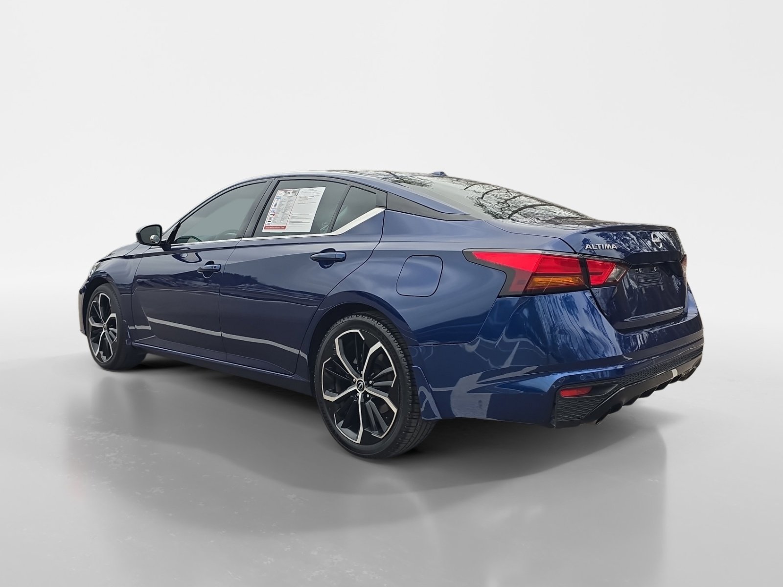 Used 2024 Nissan Altima 2.5 SR w/ SR Premium Package image 3