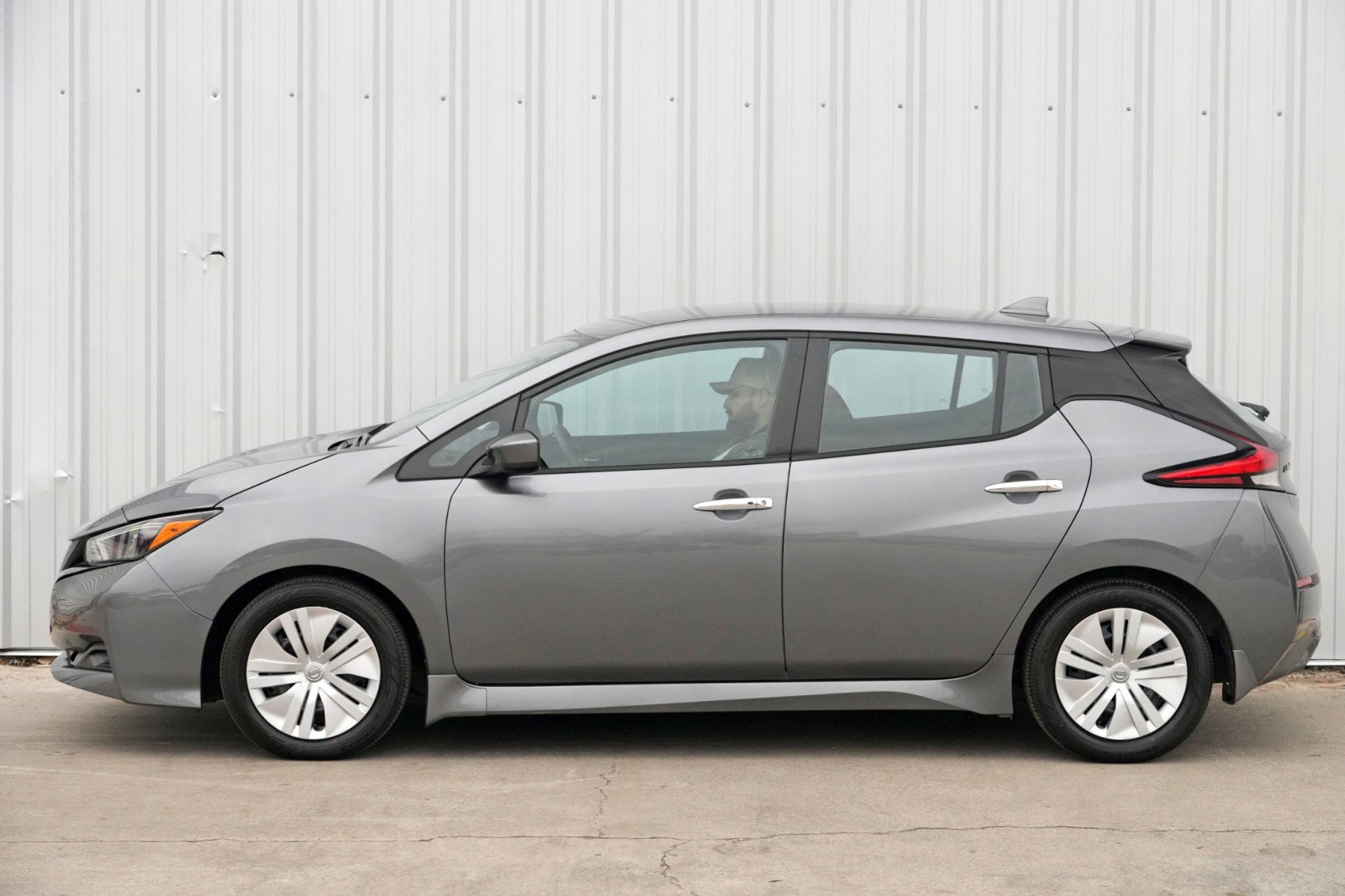 Used 2025 Nissan Leaf S image 41