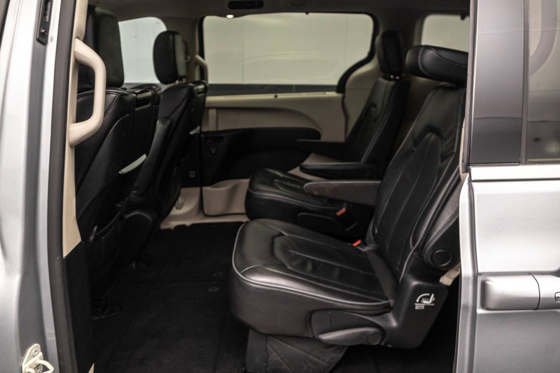 Used 2020 Chrysler Pacifica Limited w/ Advanced Safetytec Group FWD image 32