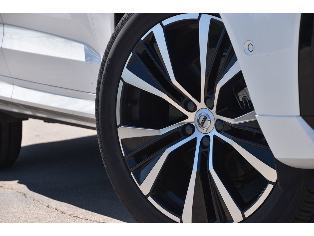 Certified 2025 Volvo XC60 B5 Plus w/ Protection Package Premier image 11