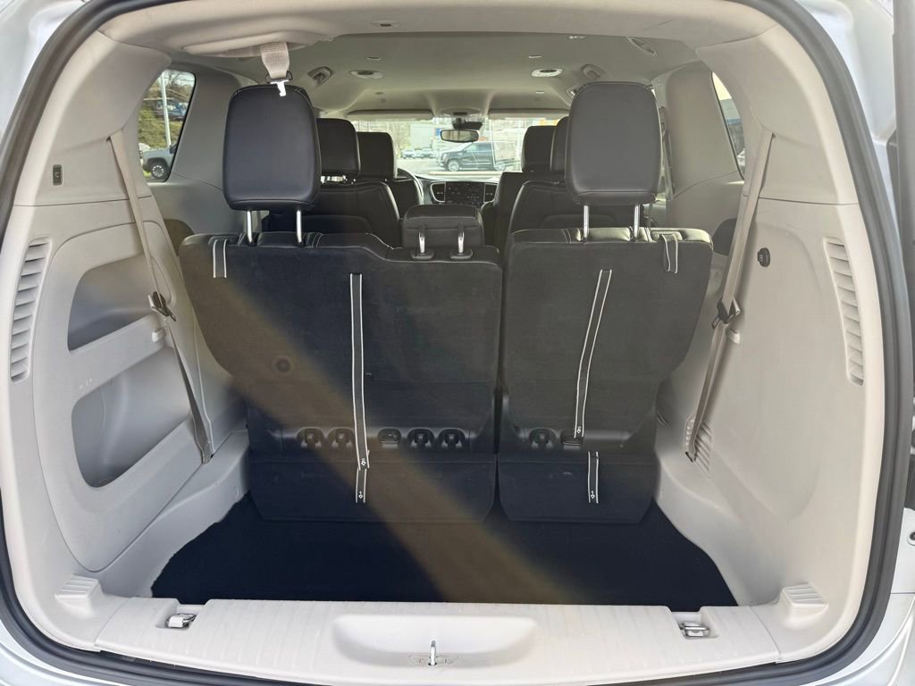 Used 2024 Chrysler Pacifica Touring-L image 15
