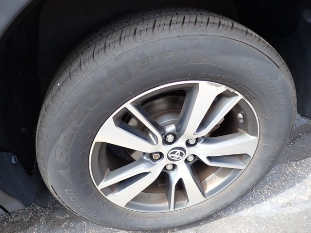 Used 2018 Toyota RAV4 XLE AWD/4WD image 5