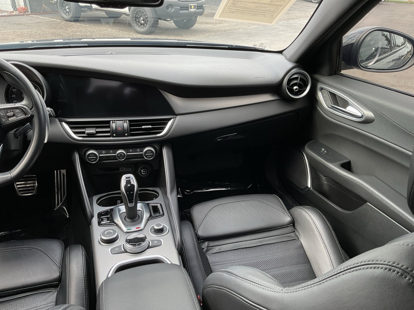 Used 2023 Alfa Romeo Giulia Veloce RWD image 16