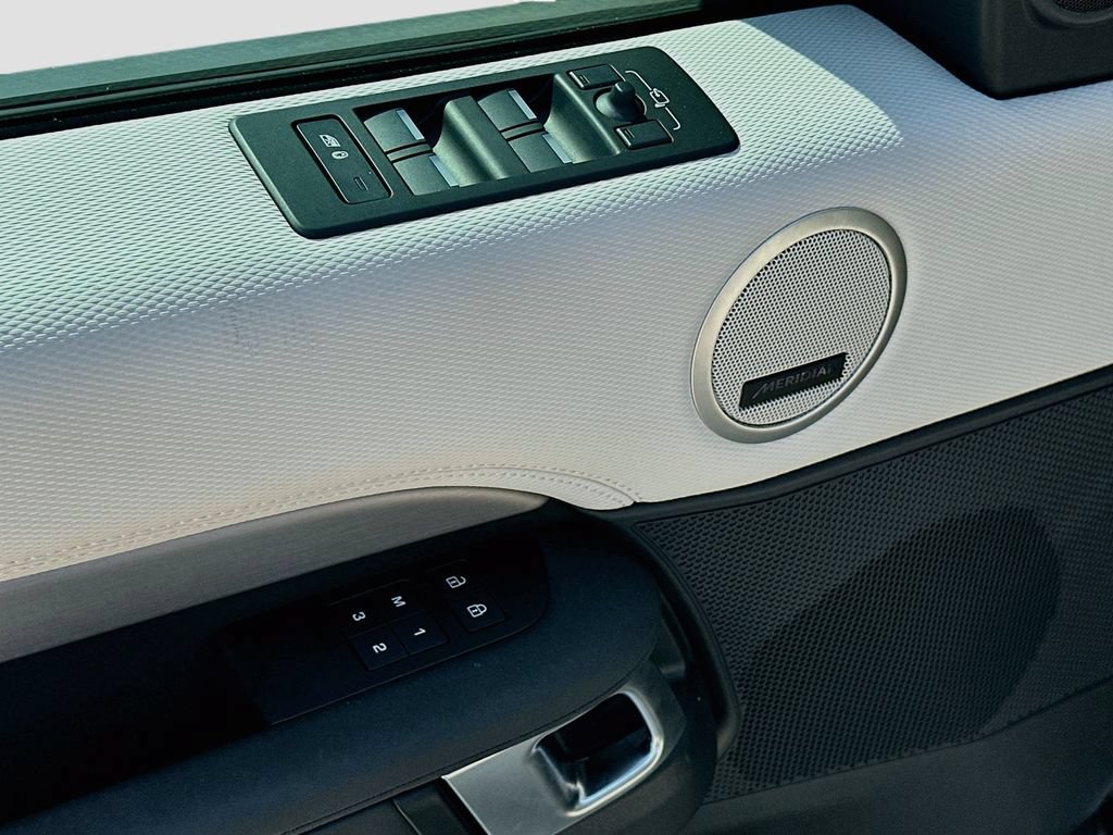 Certified 2025 Land Rover Discovery Dynamic SE AWD/4WD image 19