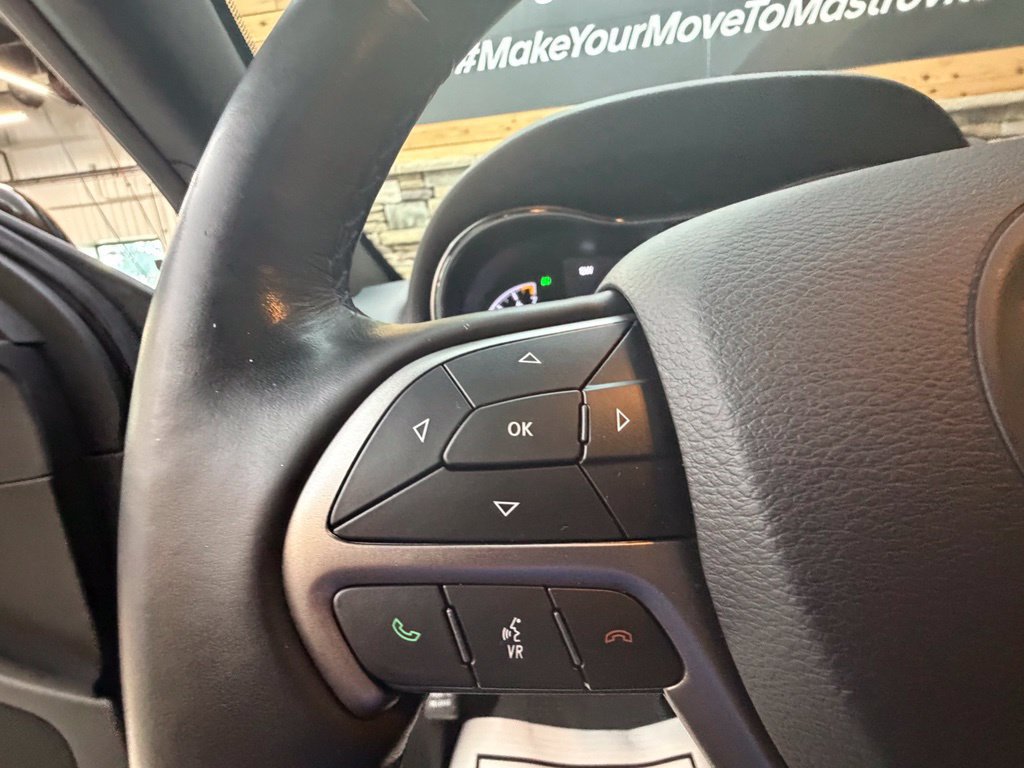 Used 2020 Jeep Grand Cherokee Laredo AWD/4WD image 40