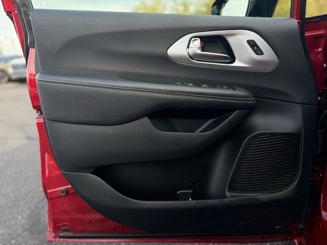 Certified 2025 Chrysler Pacifica Limited image 15