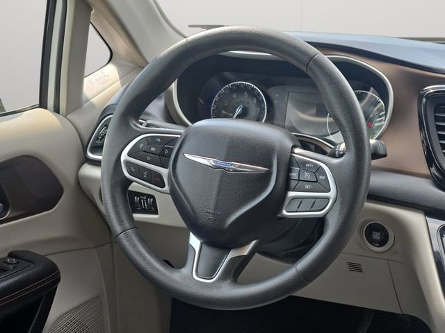 Used 2017 Chrysler Pacifica Touring FWD image 18