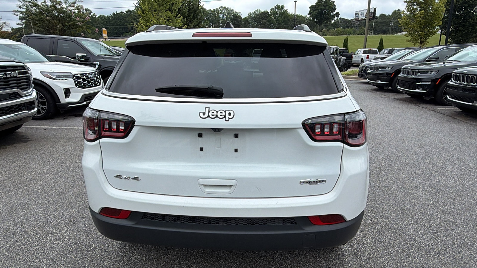 Used 2024 Jeep Compass Latitude AWD/4WD image 9