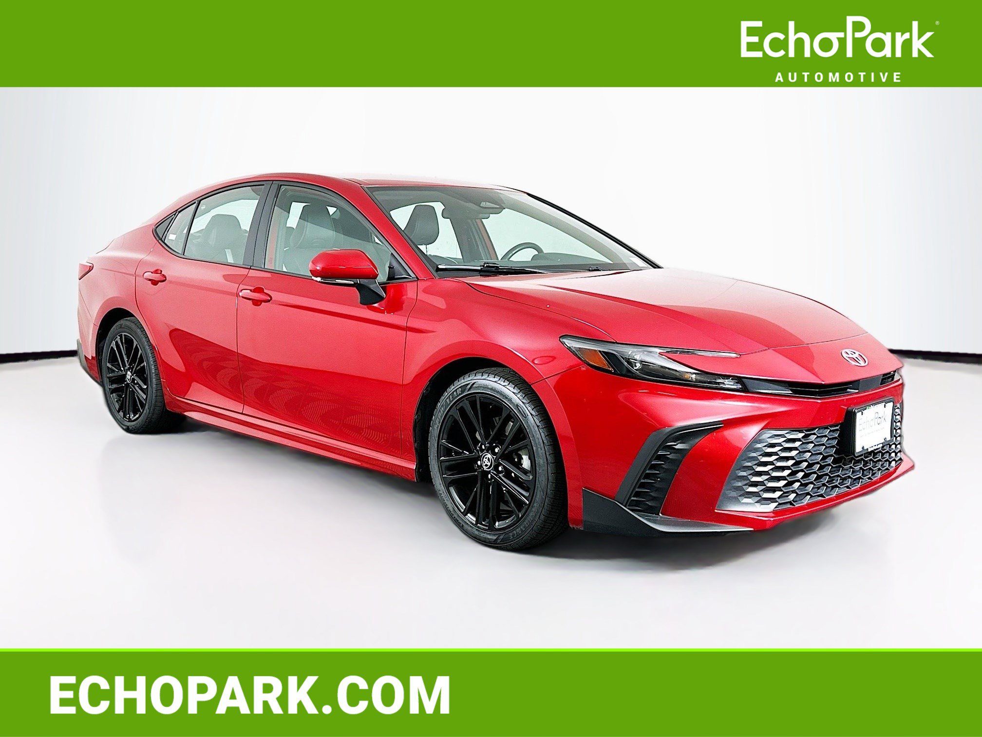 Used 2025 Toyota Camry SE FWD image 1
