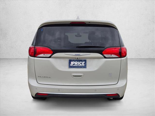 Used 2017 Chrysler Pacifica Touring Plus w/ Tire & Wheel Group FWD image 6