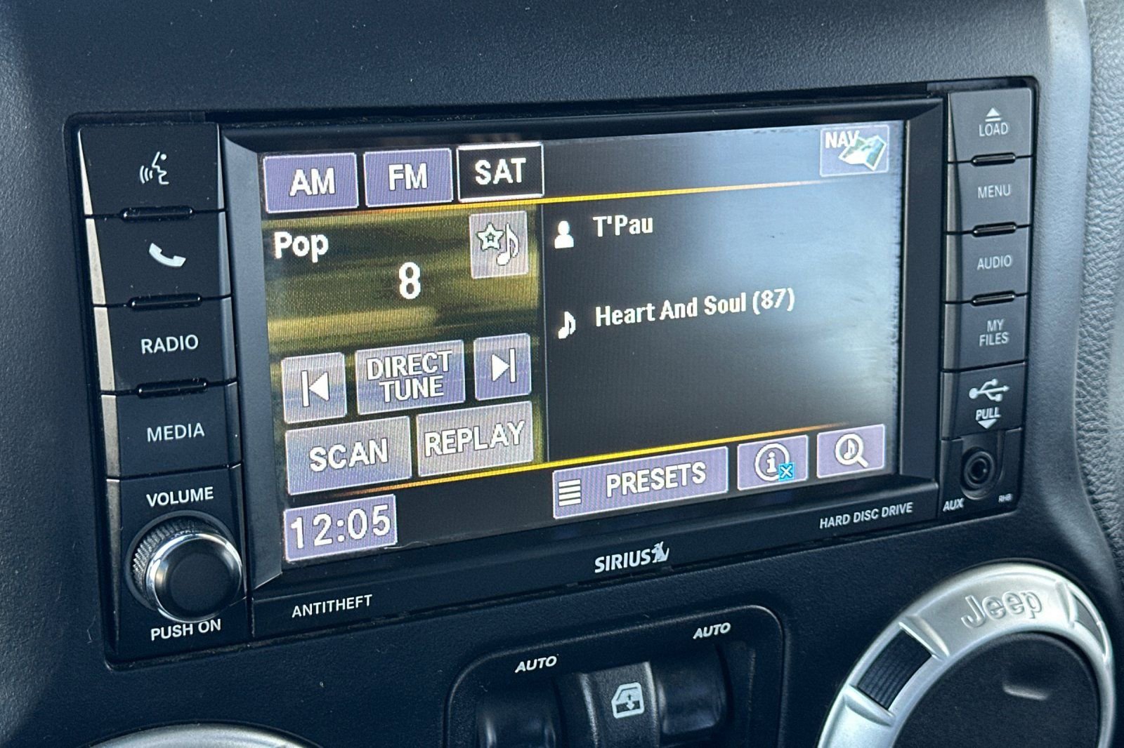 Used 2018 Jeep Wrangler Unlimited Rubicon w/ Connectivity Group image 19