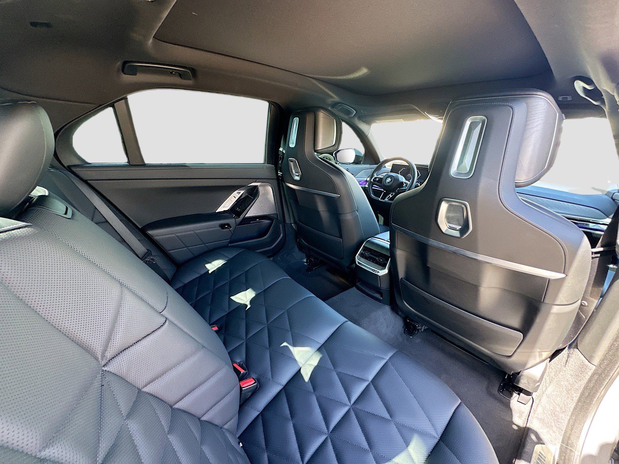 Used 2023 BMW 740i w/ Parking Assistance Package image 31