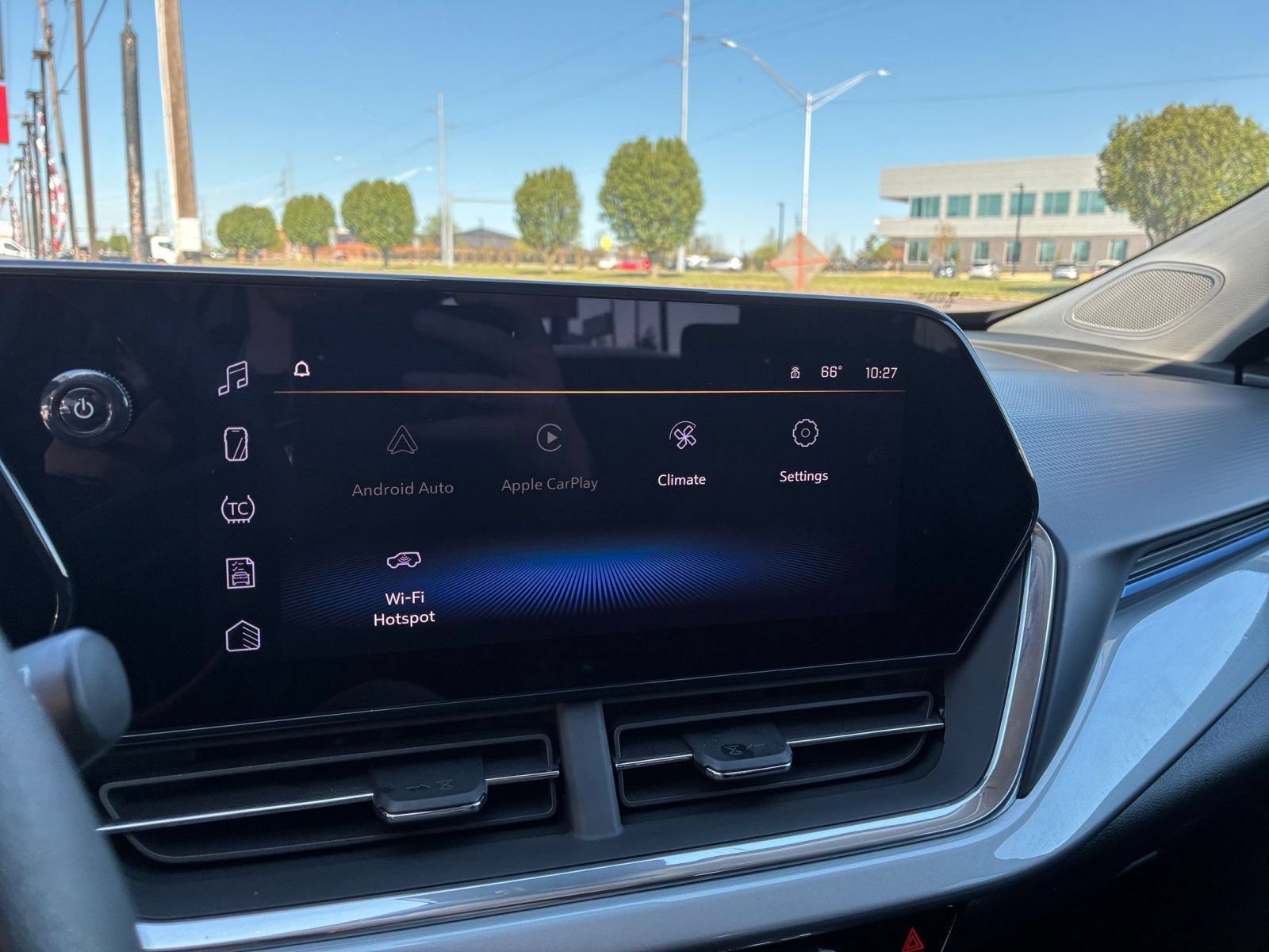 Used 2025 Chevrolet Trax LT FWD image 19