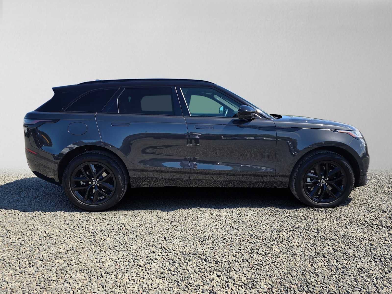 Used 2025 Land Rover Range Rover Velar Dynamic SE AWD/4WD image 2