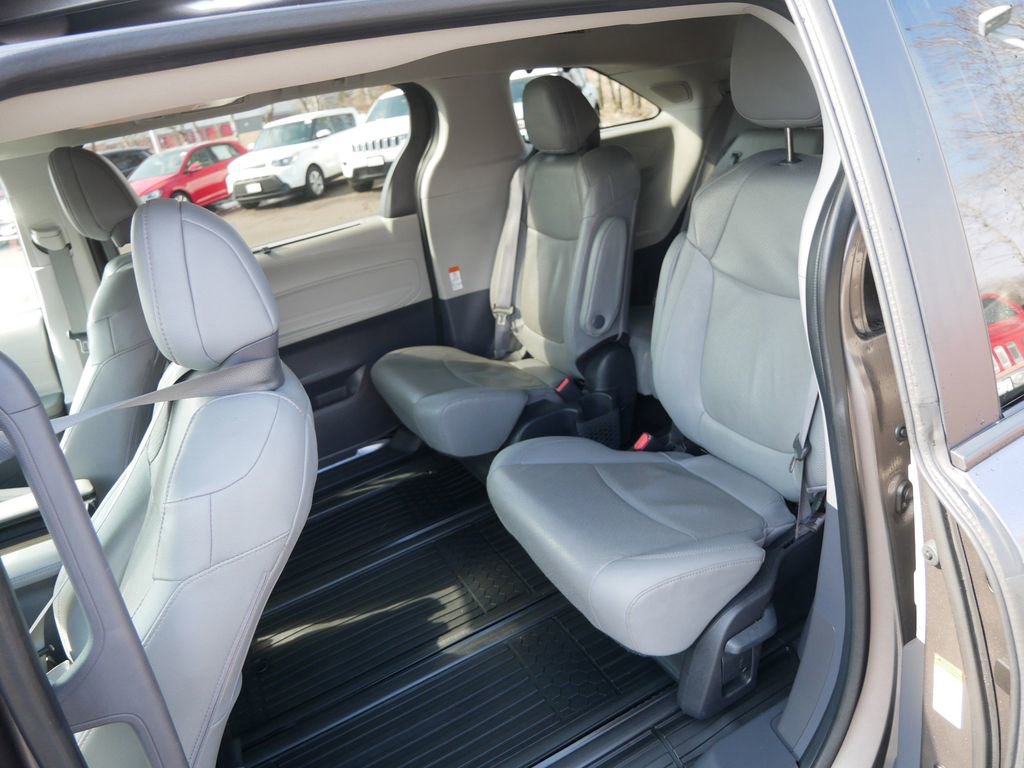 Used 2023 Toyota Sienna Limited image 11