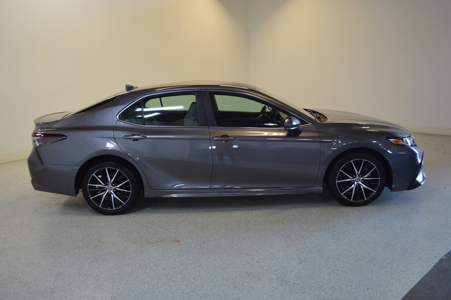 Used 2022 Toyota Camry SE image 2