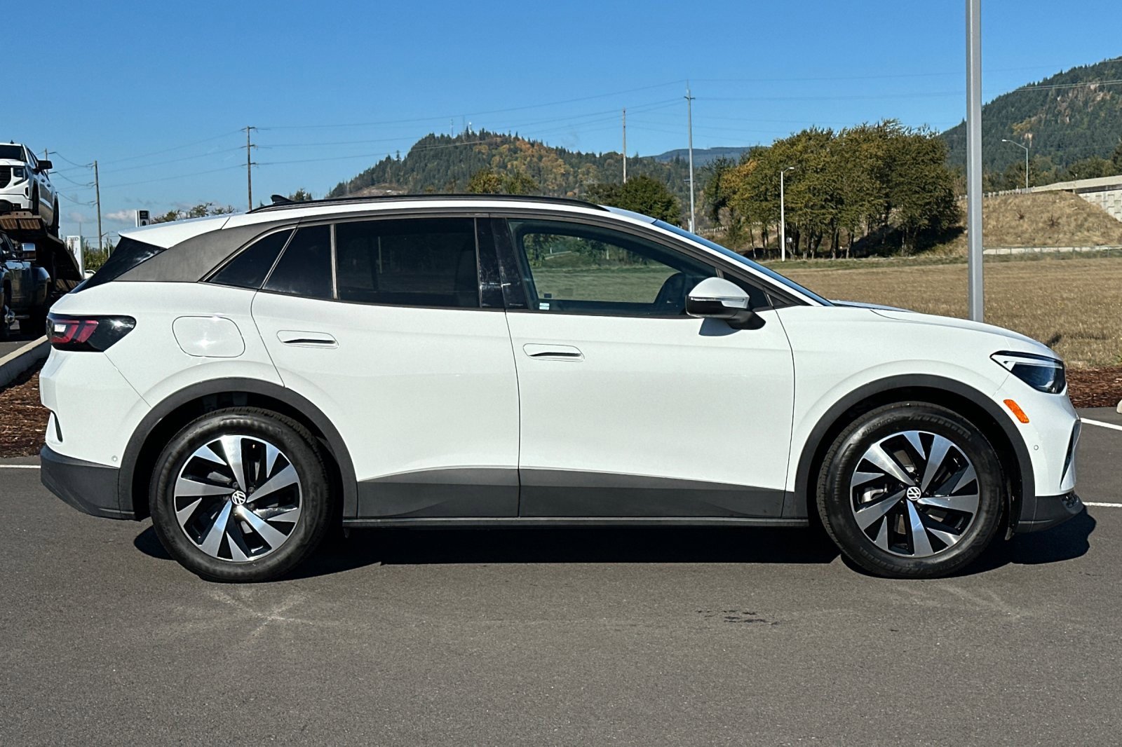 Used 2024 Volkswagen ID.4 2WD image 2