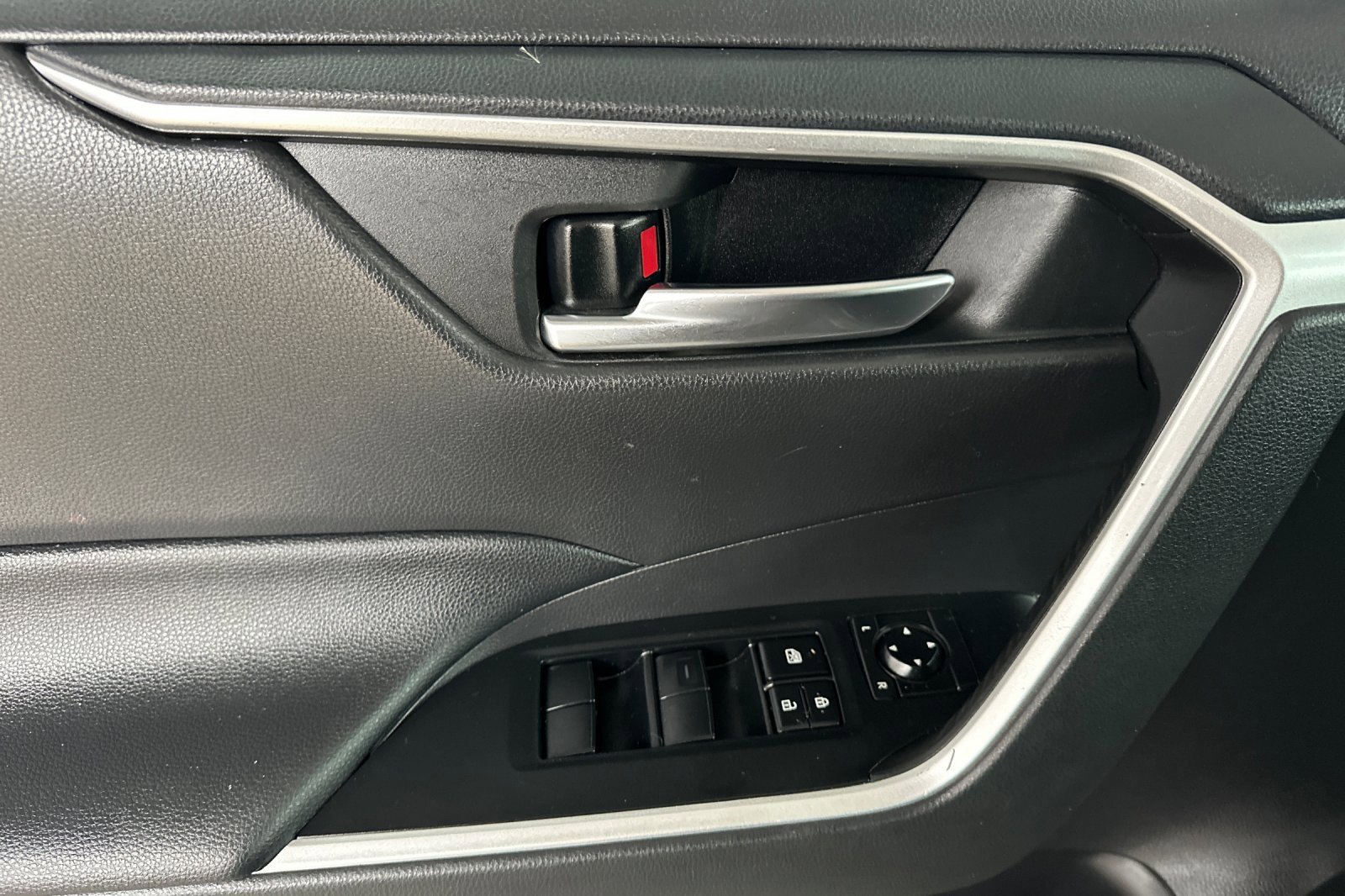 Used 2021 Toyota RAV4 XLE image 13