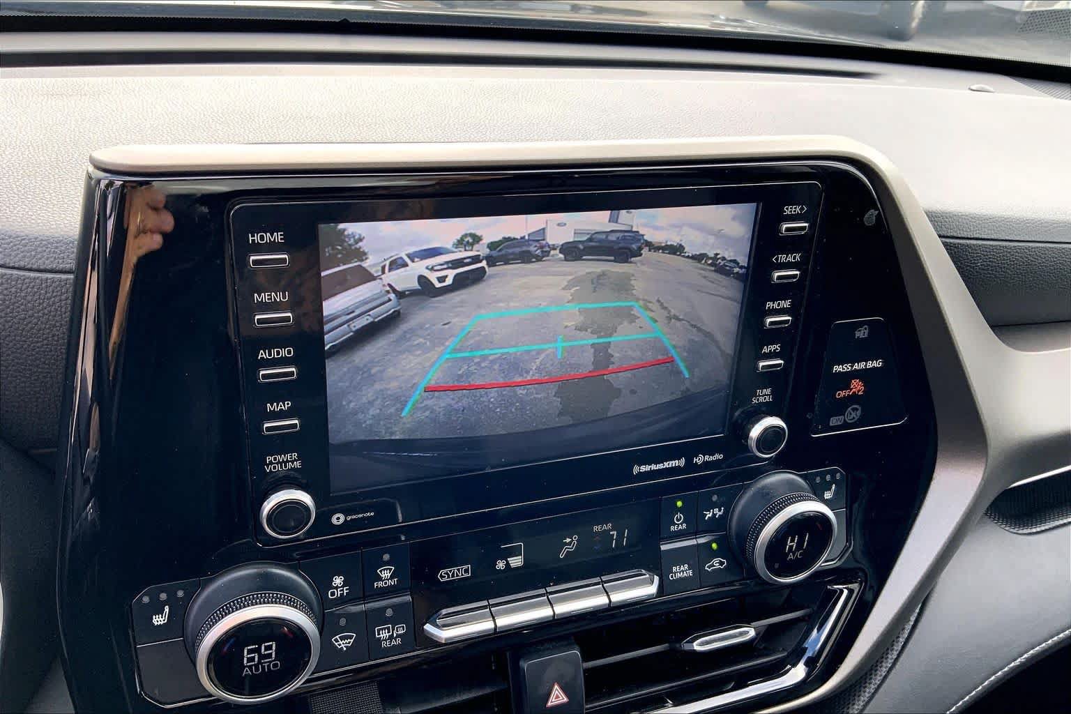 Used 2020 Toyota Highlander XLE AWD/4WD image 24