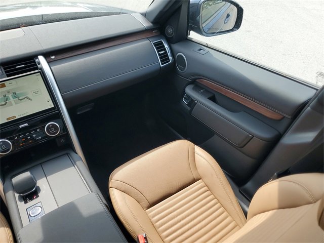 Used 2024 Land Rover Discovery Dynamic SE image 16