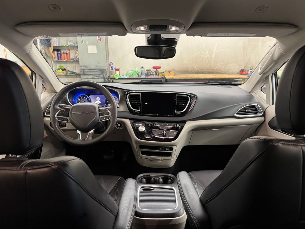 Used 2023 Chrysler Pacifica Touring-L FWD image 27