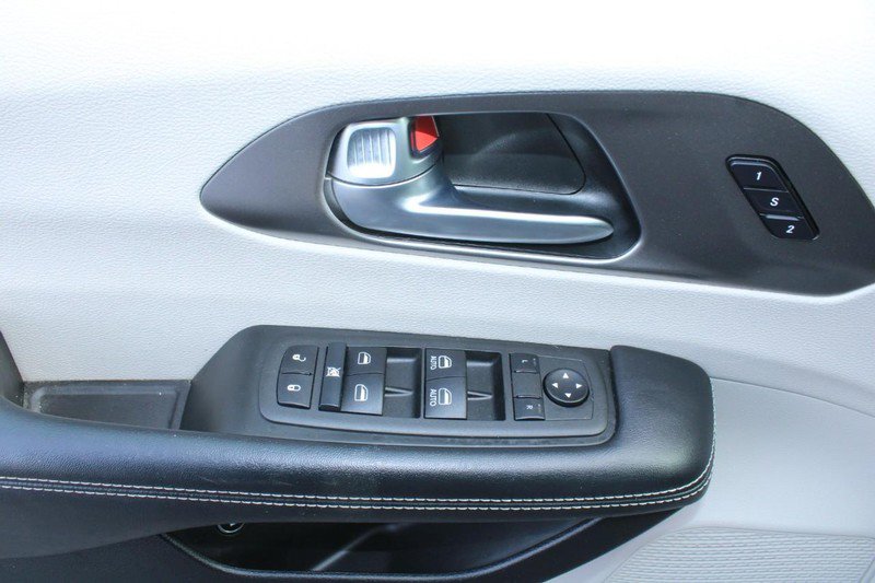 Used 2022 Chrysler Pacifica Touring-L image 9