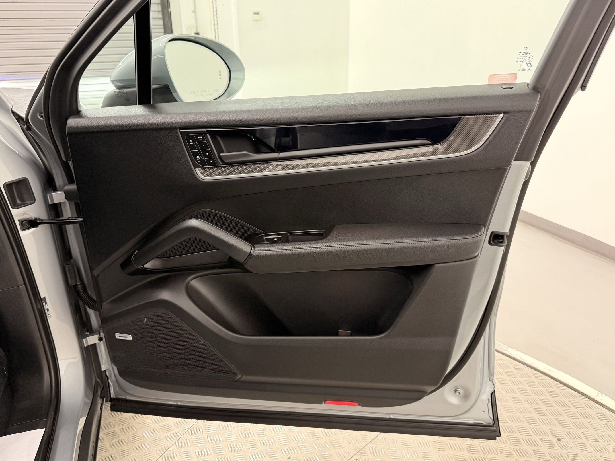 Used 2025 Porsche Cayenne image 34