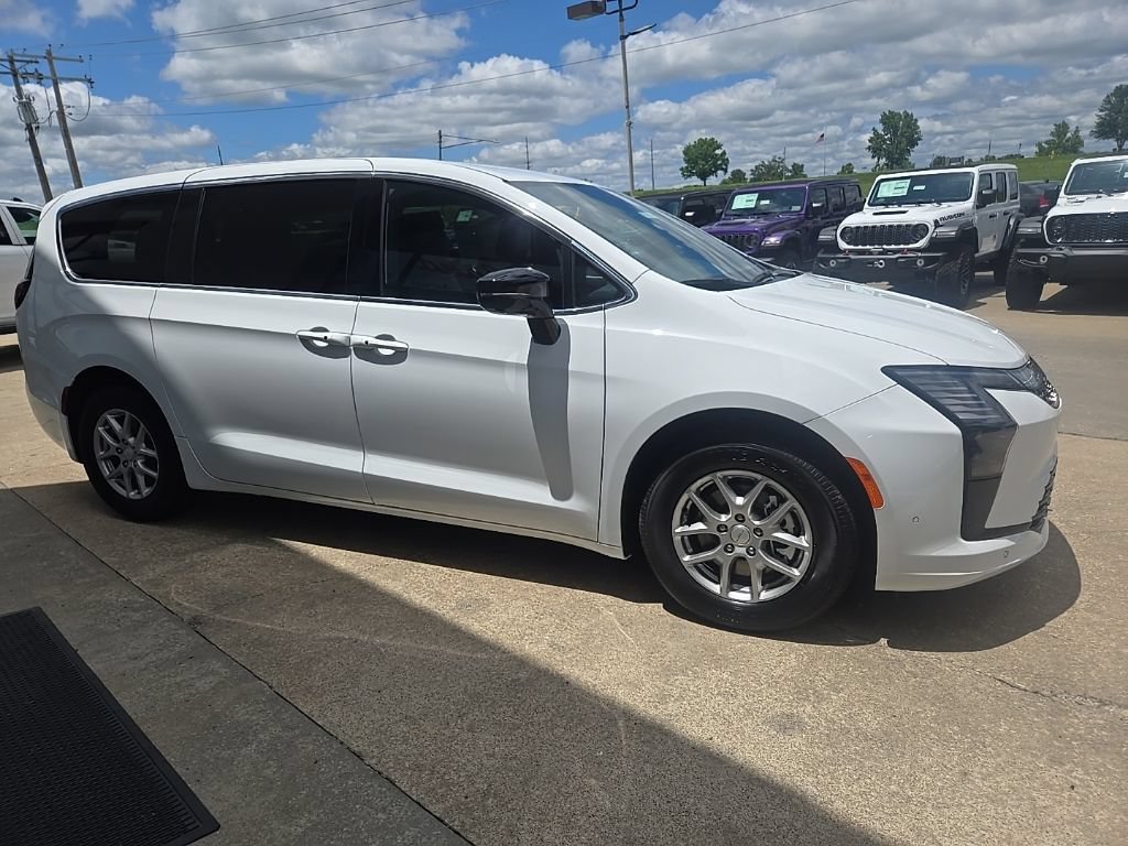 New 2027 Chrysler Pacifica Select w/ Family Tech Group FWD image 14