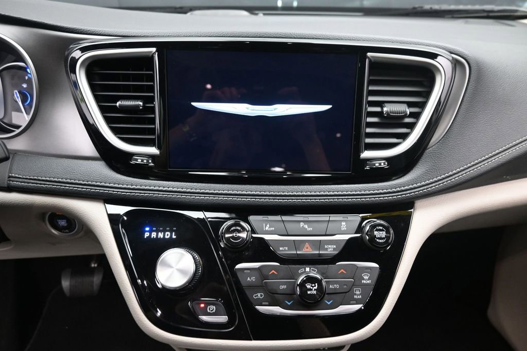Used 2023 Chrysler Pacifica Touring-L FWD image 15