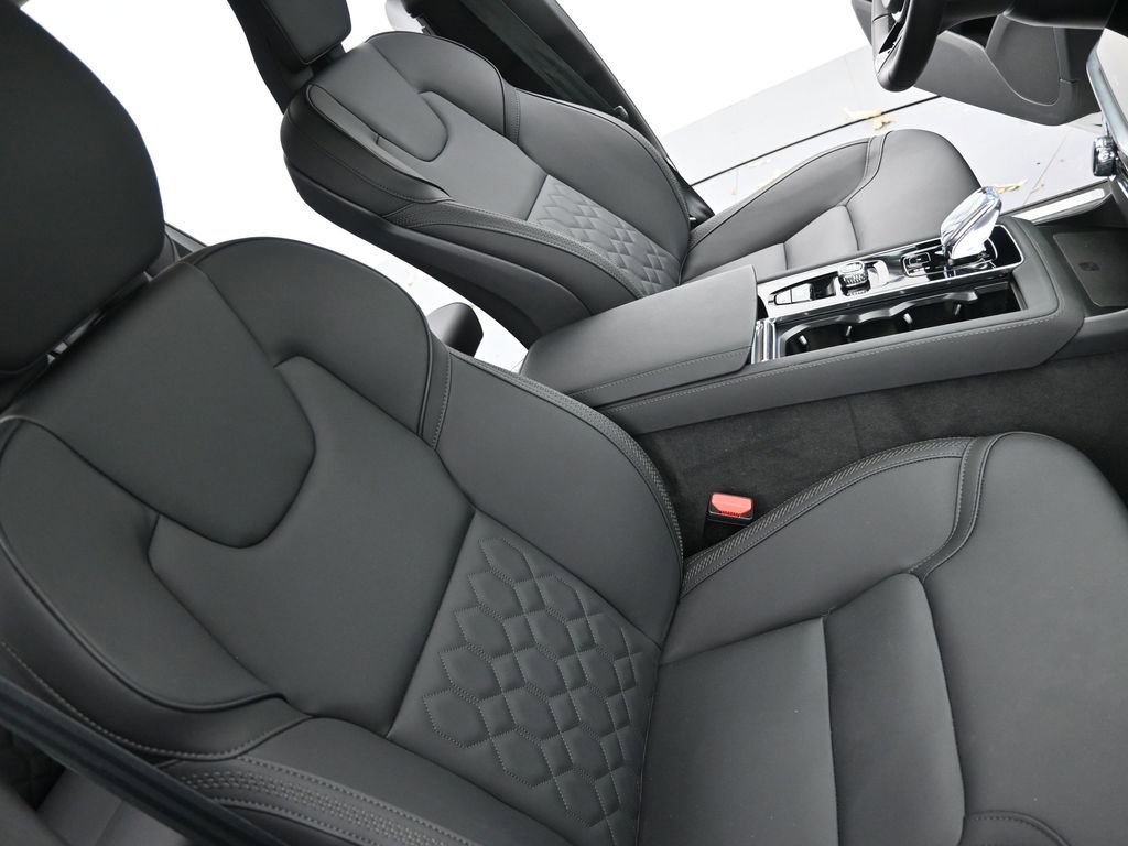 Used 2025 Volvo XC90 B5 Plus image 11