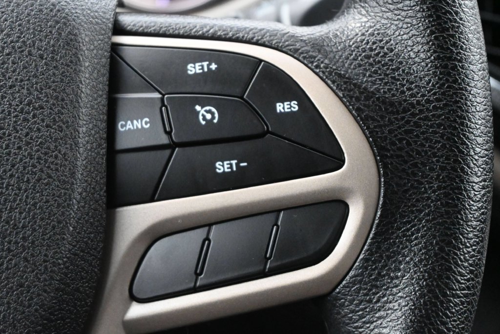 Used 2017 Jeep Cherokee Sport FWD image 6