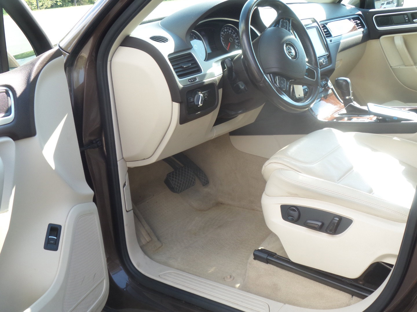 Used 2013 Volkswagen Touareg VR6 image 19