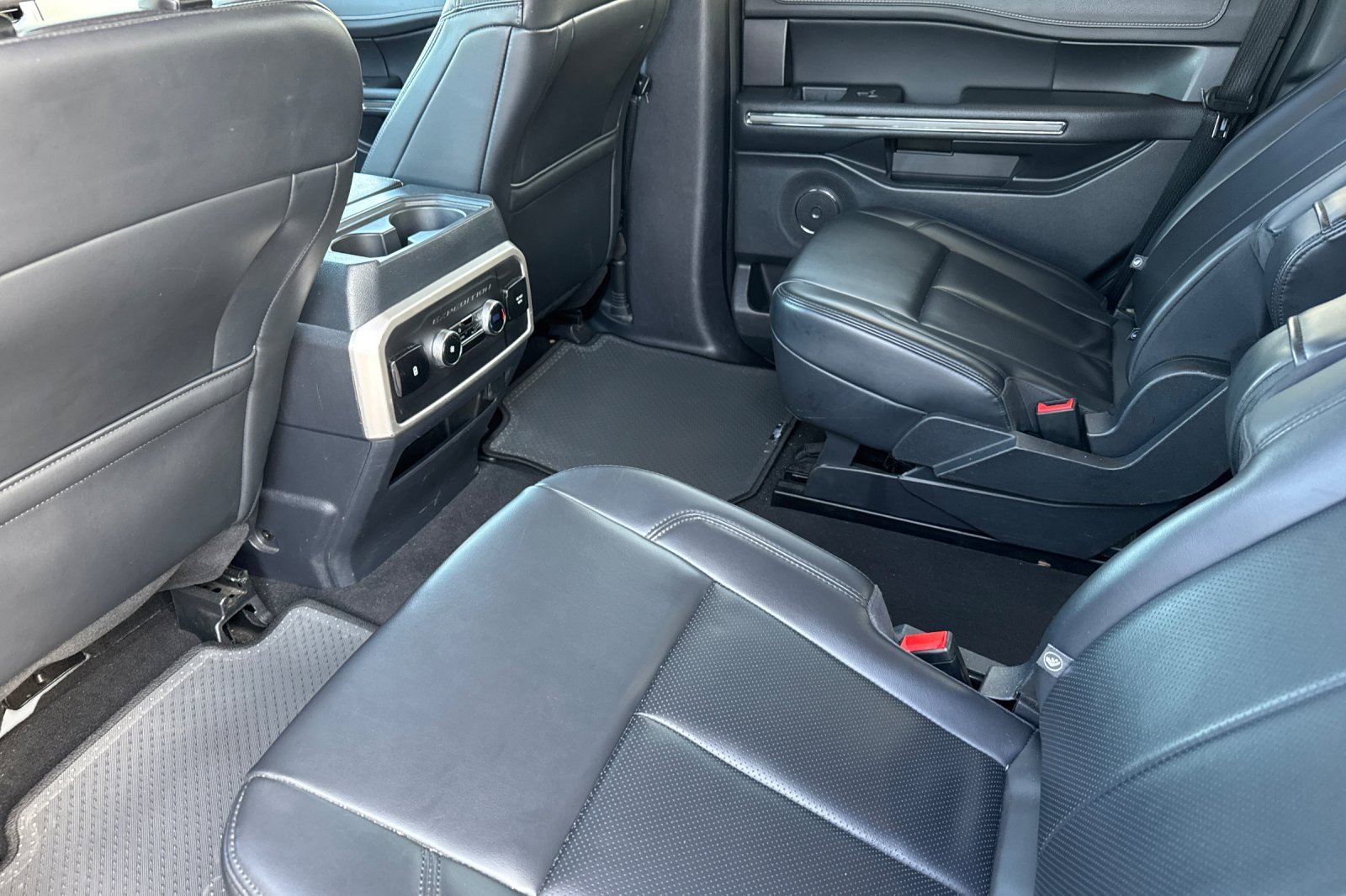 Used 2024 Ford Expedition XLT image 14