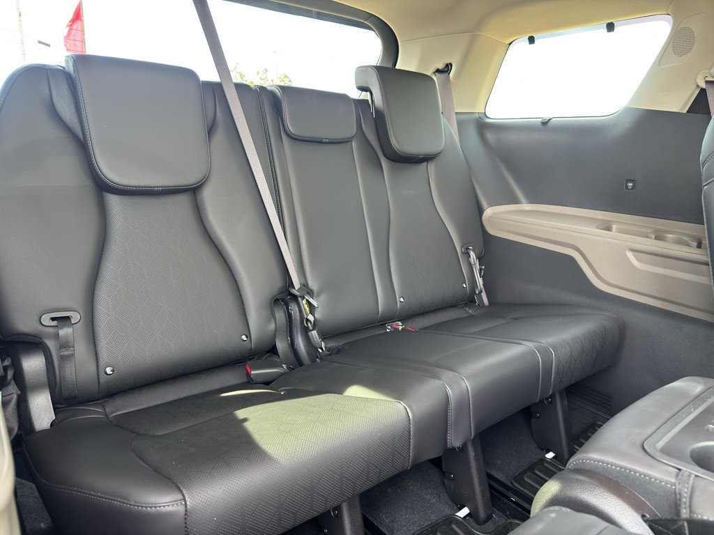 Used 2026 Kia Carnival EX image 18
