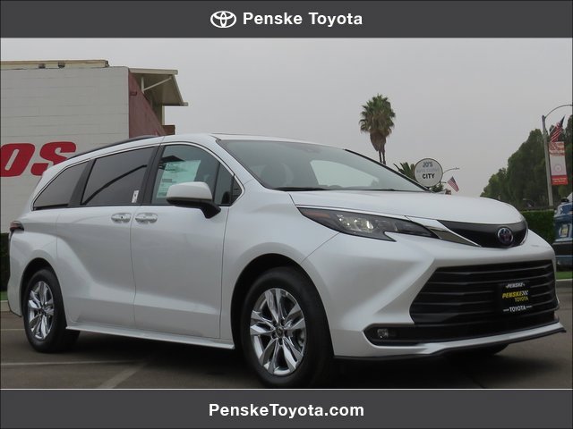 New 2025 Toyota Sienna XLE image 1