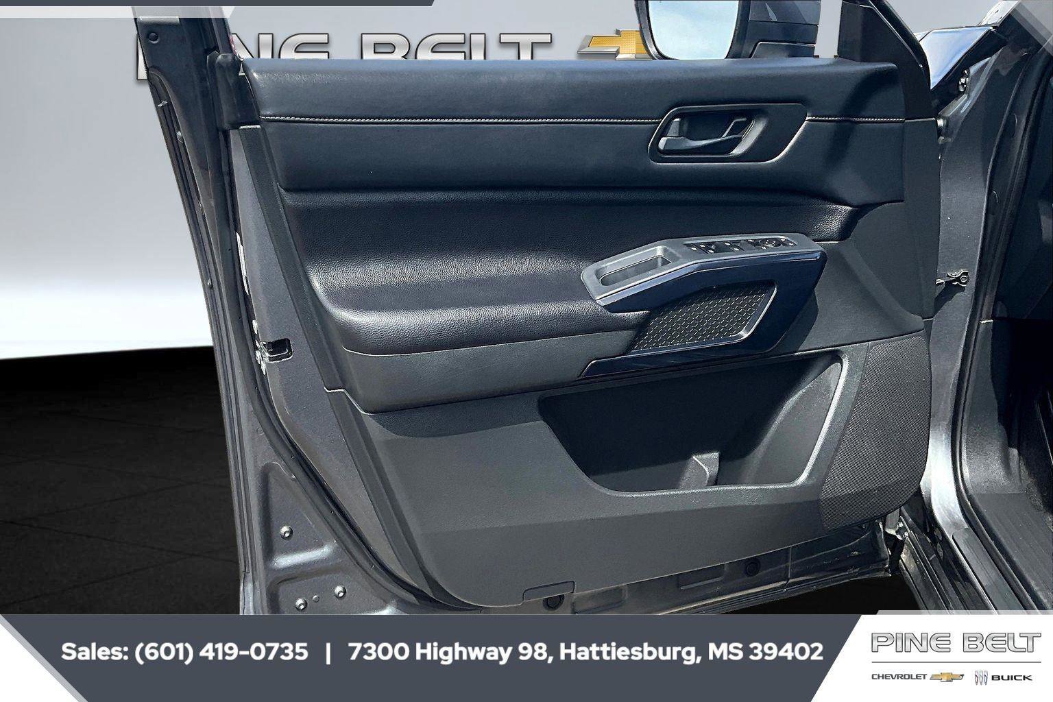 Used 2025 Nissan Pathfinder SV image 17