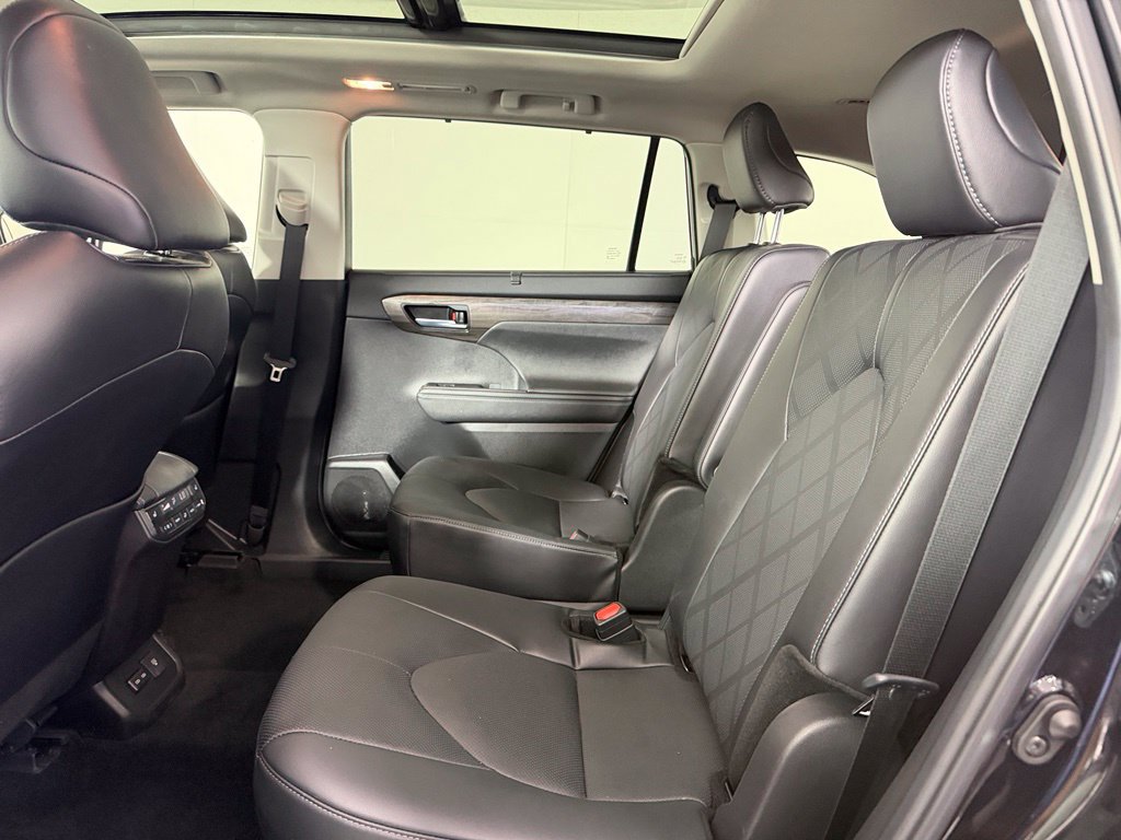 Used 2024 Toyota Highlander Platinum FWD image 16