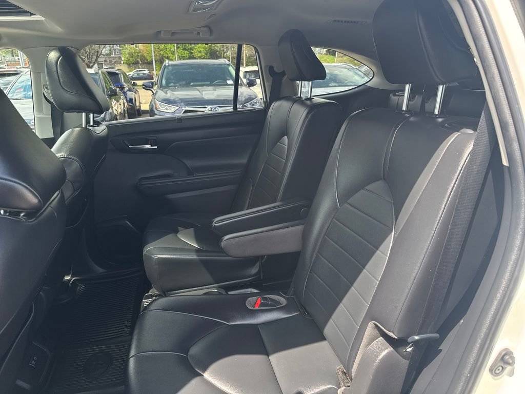 Used 2021 Toyota Highlander XLE AWD/4WD image 39