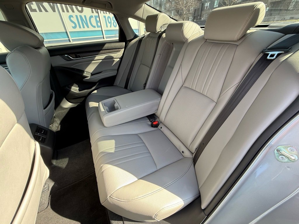 Used 2020 Honda Accord Touring image 11