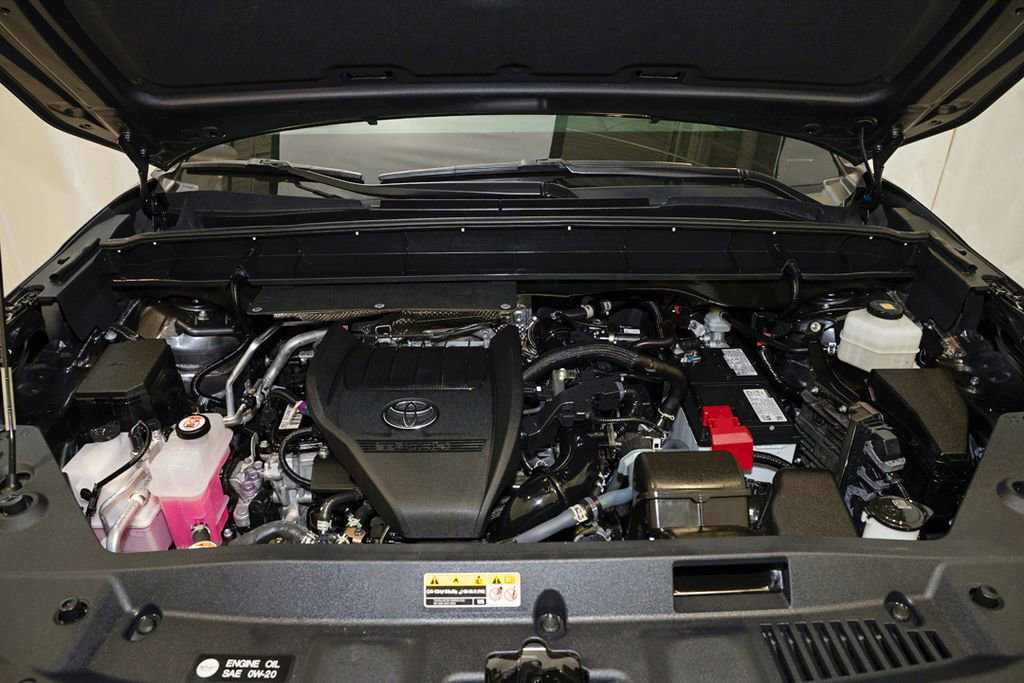 Used 2024 Toyota Highlander LE FWD image 21