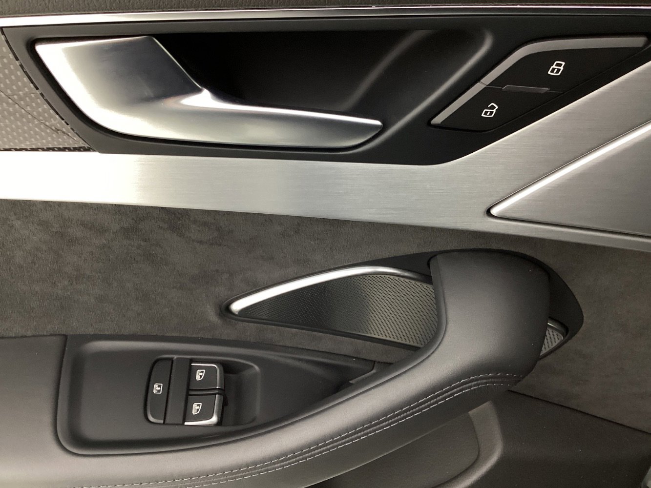 Used 2013 Audi S8 image 41